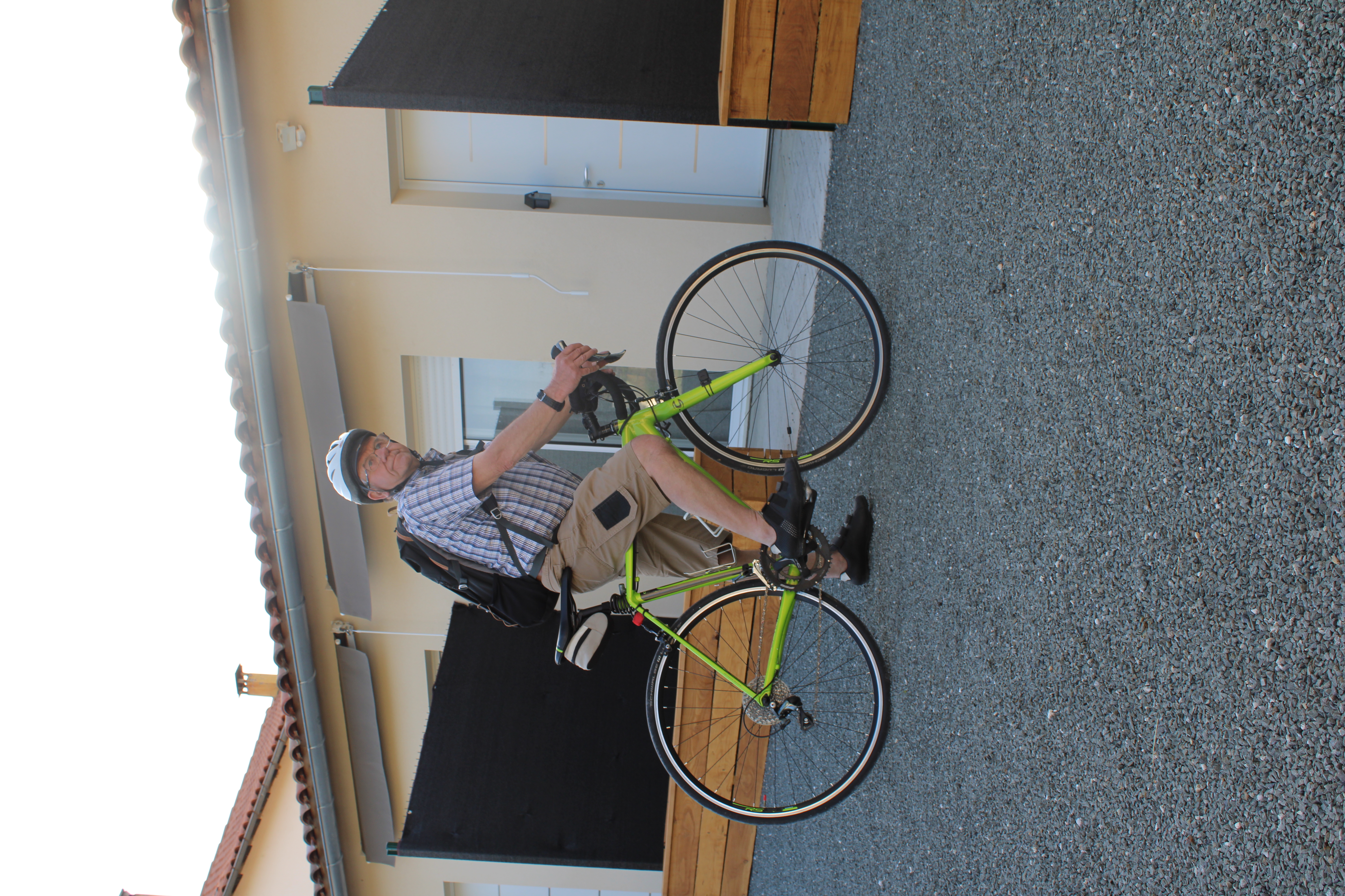 Cyclotouristes au départ du gîte, Ariège